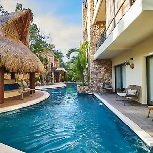 Premium Condo With Private Terrace And Pool View Apartment